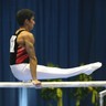 Gymnaste en équerre sur barres parallèles